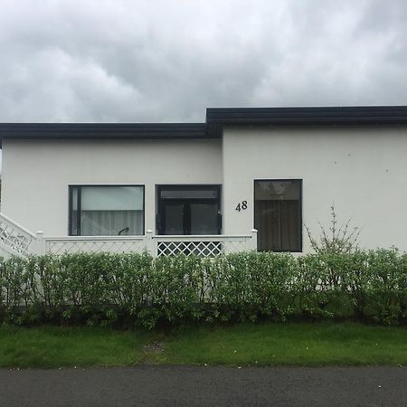 Hvita Husith, Kirkjubraut 48 Apartment Hofn Exterior photo