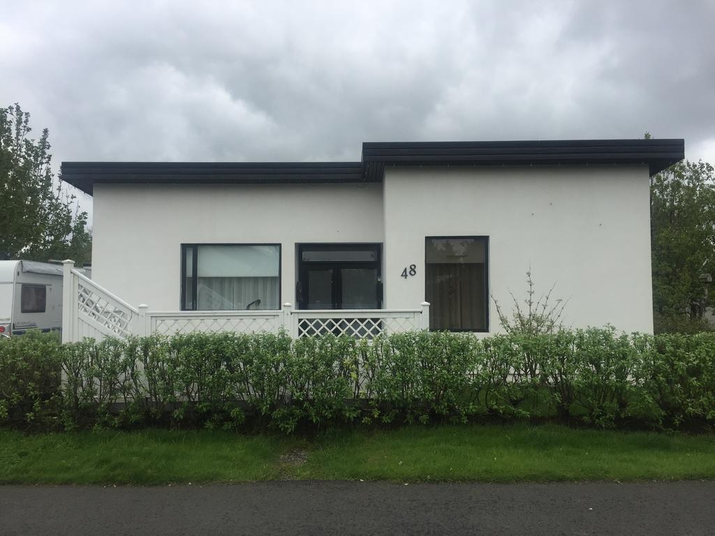 Hvita Husith, Kirkjubraut 48 Apartment Hofn Exterior photo